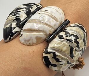 Vintage Shell Panel Statement Bracelet Chunky Black White Marbled Coastal 11-7in